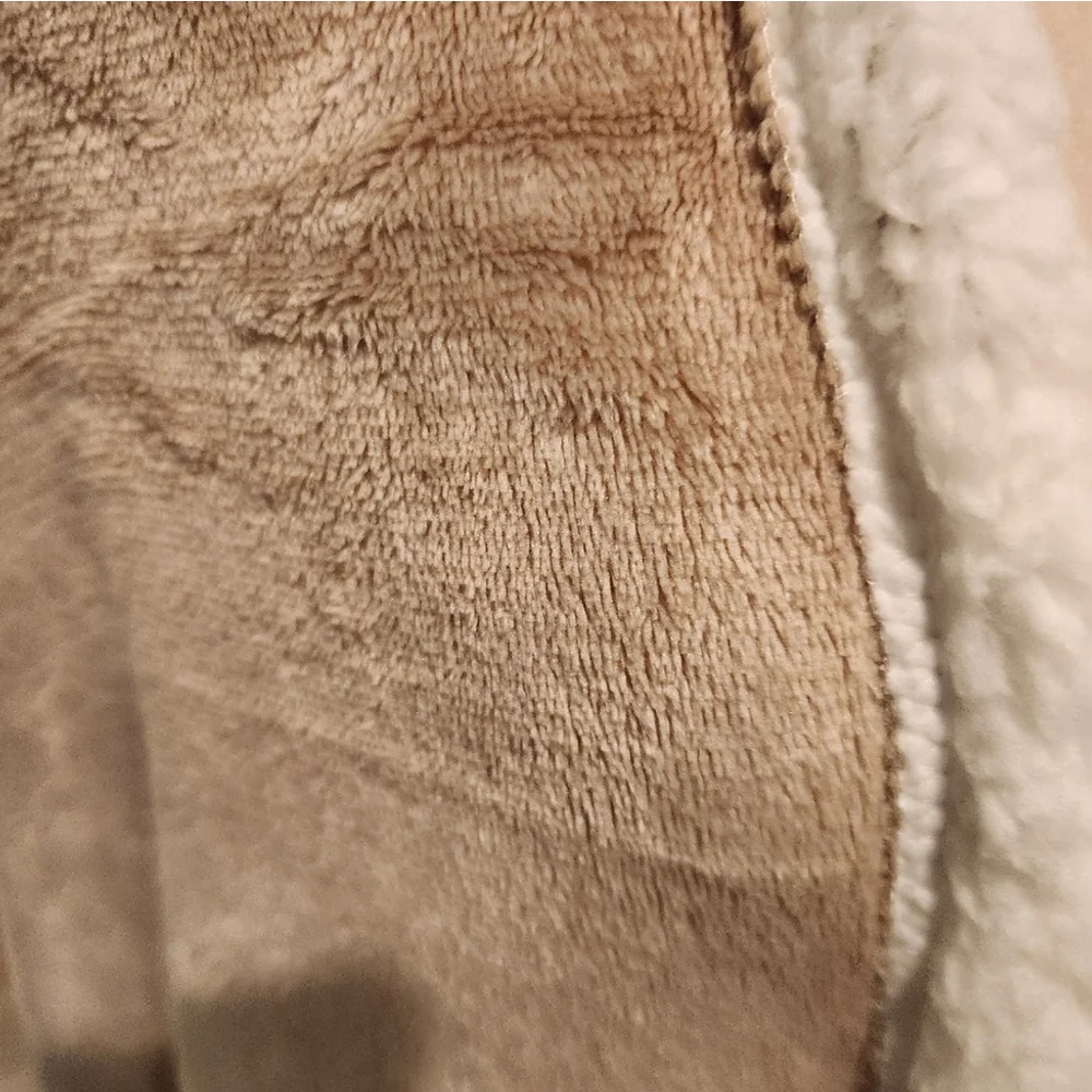 NWT Socialite Faux Sherpa Hooded Throw